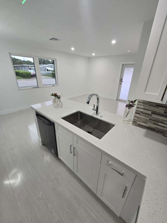 For Sale: $410,000 (3 beds, 1 baths, 936 Square Feet)