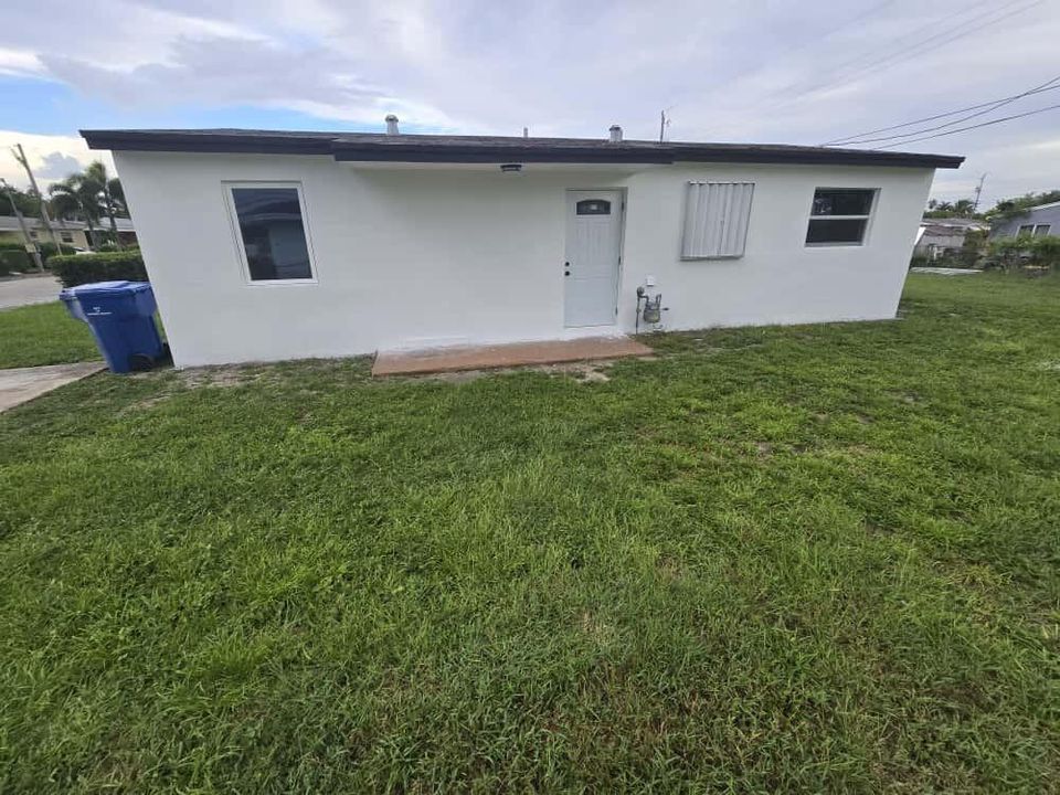 For Sale: $410,000 (3 beds, 1 baths, 936 Square Feet)