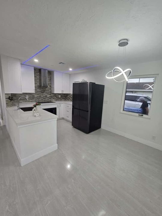 For Sale: $410,000 (3 beds, 1 baths, 936 Square Feet)