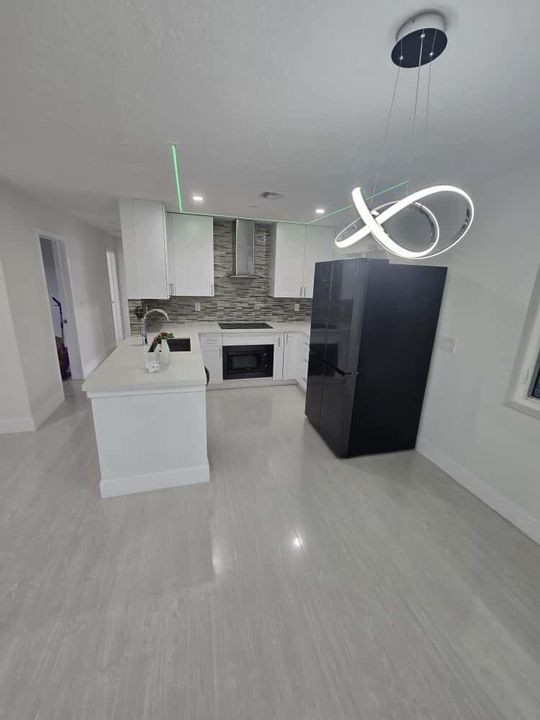 For Sale: $410,000 (3 beds, 1 baths, 936 Square Feet)