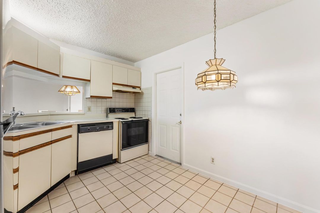 For Sale: $150,000 (2 beds, 2 baths, 996 Square Feet)