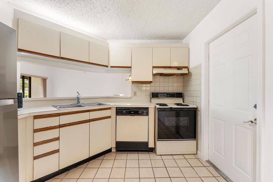 For Sale: $150,000 (2 beds, 2 baths, 996 Square Feet)