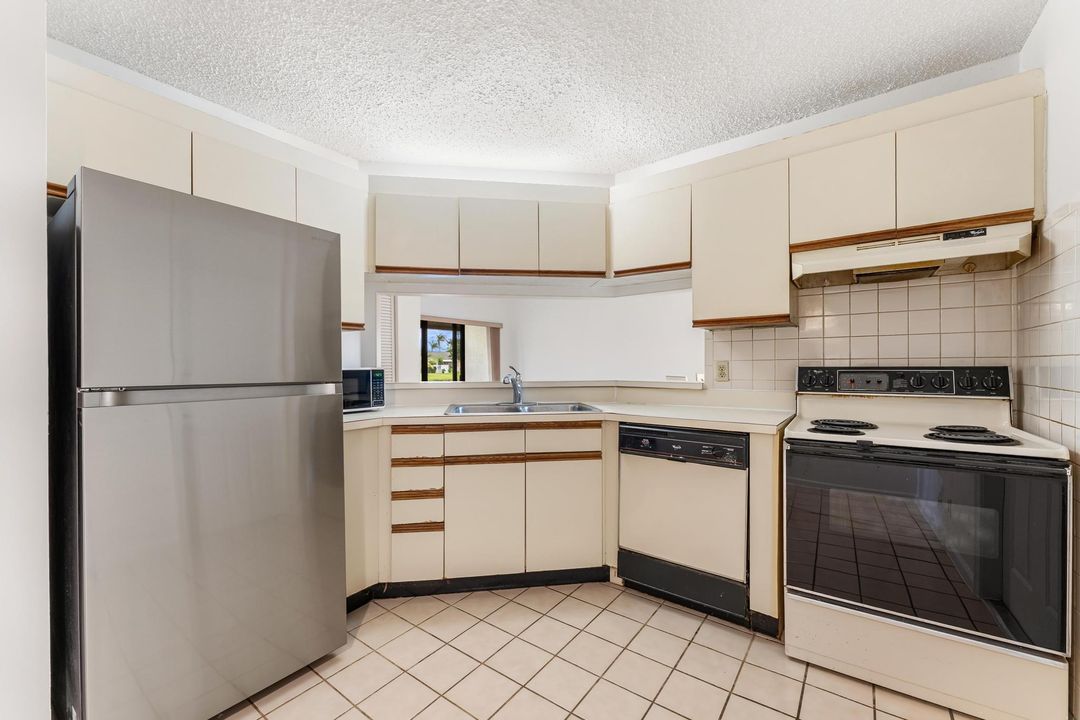 For Sale: $150,000 (2 beds, 2 baths, 996 Square Feet)