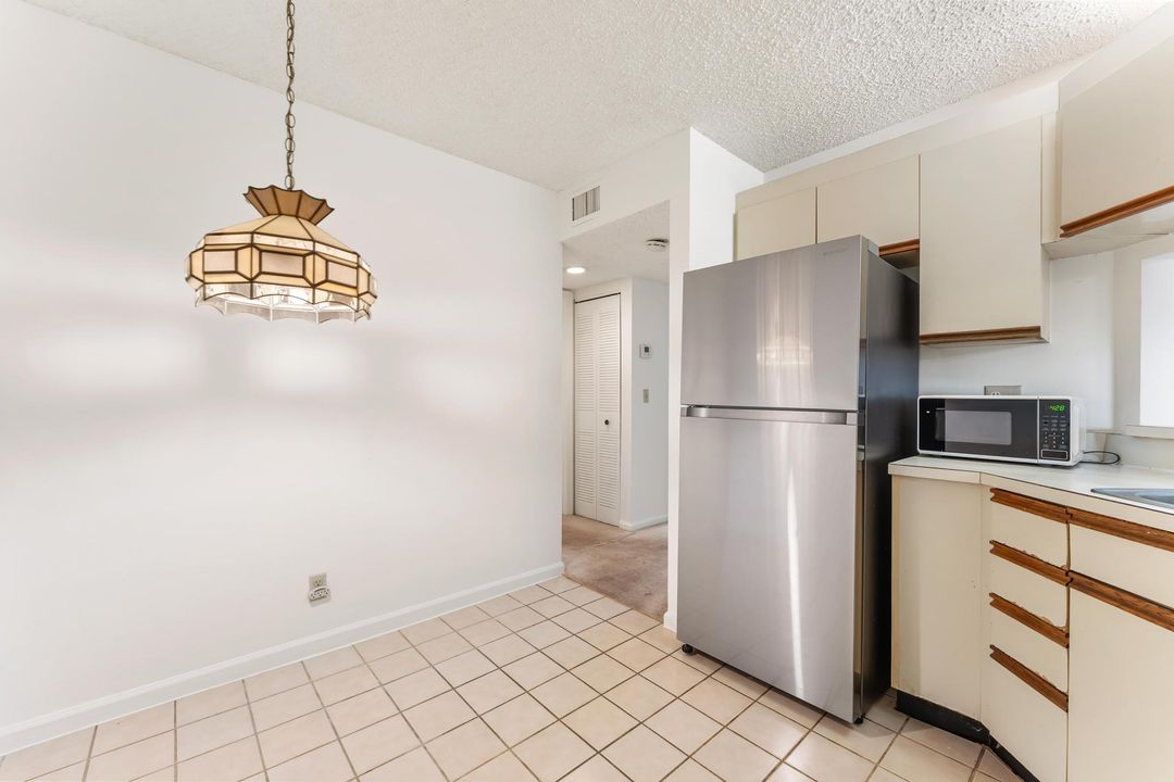 For Sale: $150,000 (2 beds, 2 baths, 996 Square Feet)