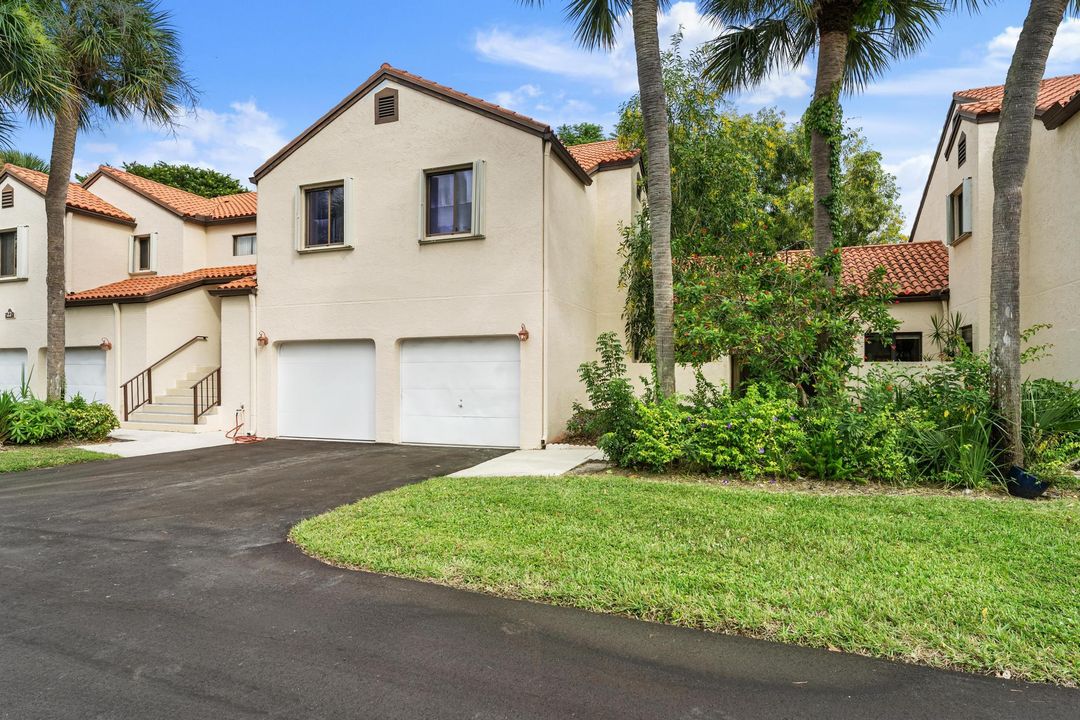 For Sale: $150,000 (2 beds, 2 baths, 996 Square Feet)