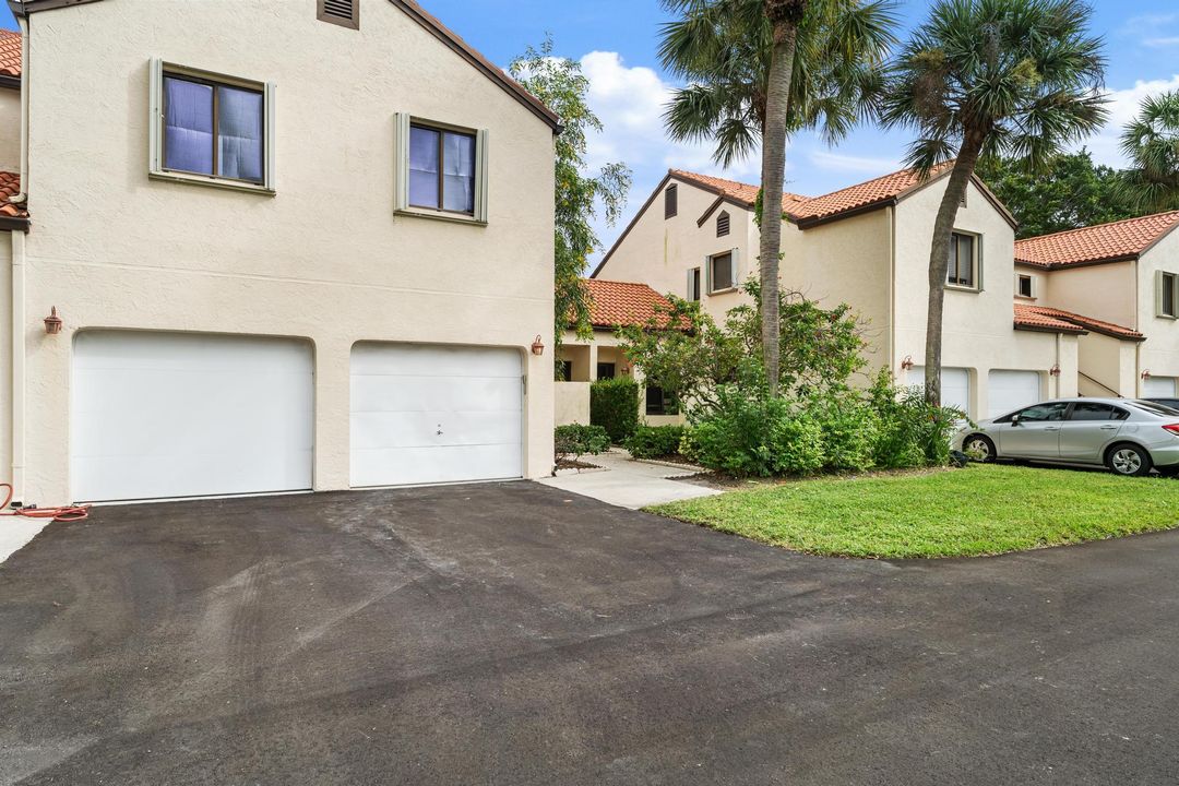 For Sale: $150,000 (2 beds, 2 baths, 996 Square Feet)