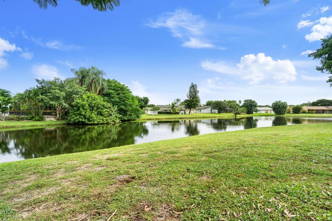 For Sale: $150,000 (2 beds, 2 baths, 996 Square Feet)