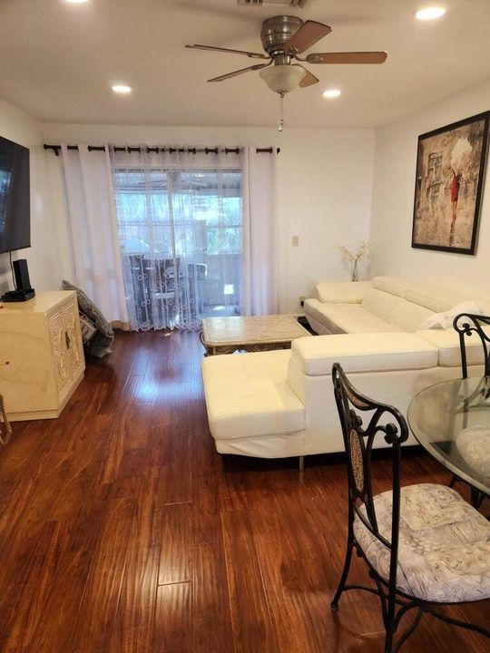 For Sale: $159,000 (2 beds, 2 baths, 895 Square Feet)