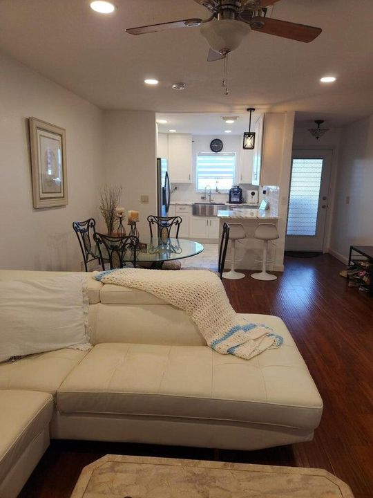 For Sale: $159,000 (2 beds, 2 baths, 895 Square Feet)