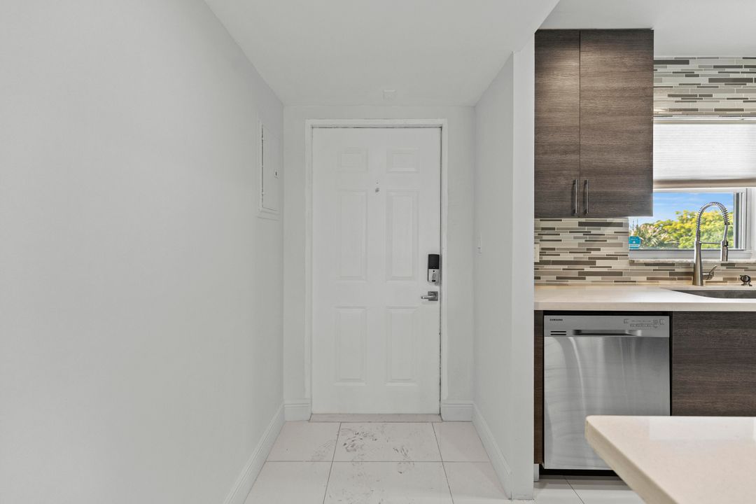 For Sale: $288,000 (2 beds, 2 baths, 1000 Square Feet)