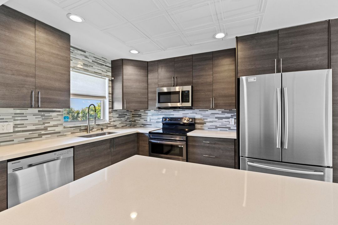 For Sale: $288,000 (2 beds, 2 baths, 1000 Square Feet)