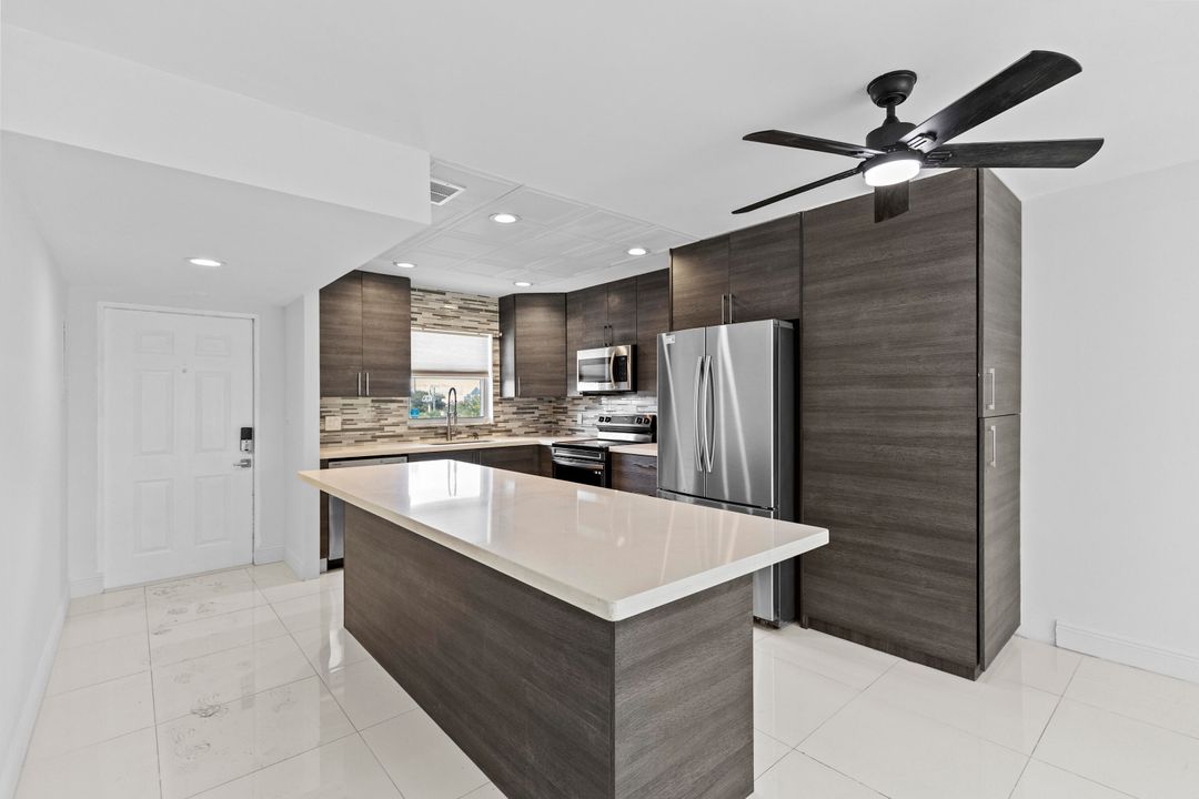 For Sale: $288,000 (2 beds, 2 baths, 1000 Square Feet)