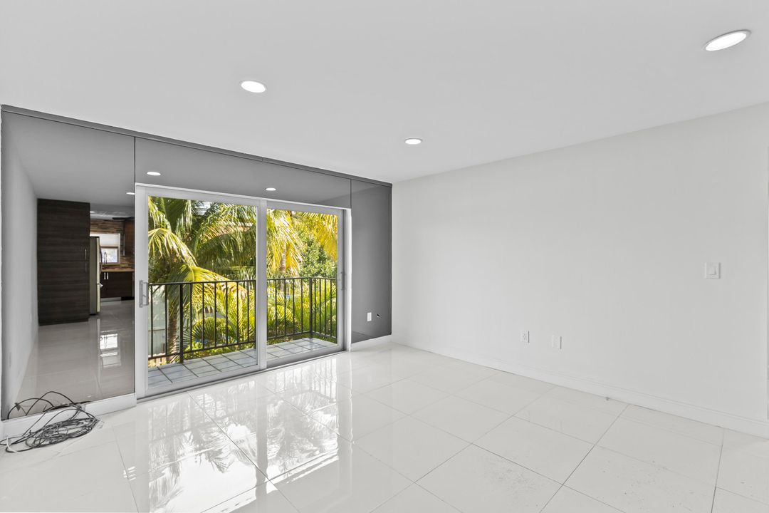 For Sale: $288,000 (2 beds, 2 baths, 1000 Square Feet)