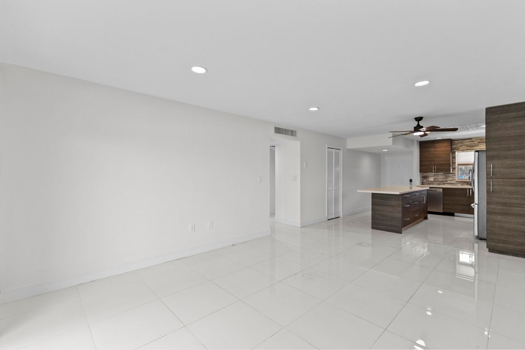 For Sale: $288,000 (2 beds, 2 baths, 1000 Square Feet)