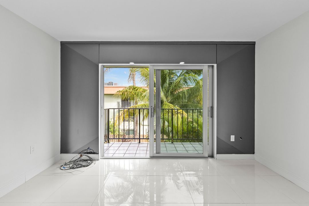 For Sale: $288,000 (2 beds, 2 baths, 1000 Square Feet)