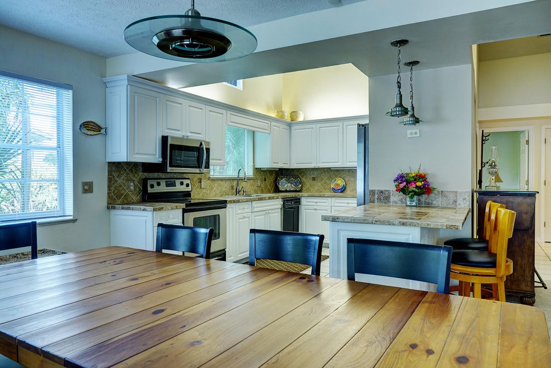 For Sale: $425,000 (3 beds, 2 baths, 1888 Square Feet)