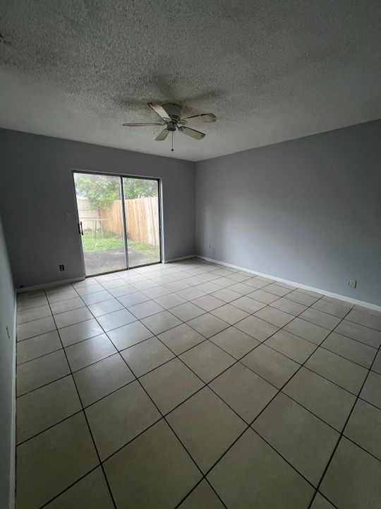 待售: $279,900 (2 贝兹, 2 浴室, 1174 平方英尺)