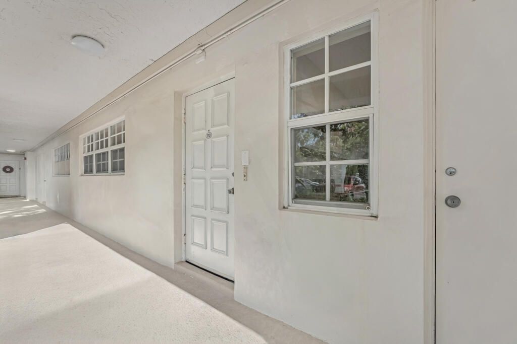 Active With Contract: $184,500 (2 beds, 2 baths, 1100 Square Feet)