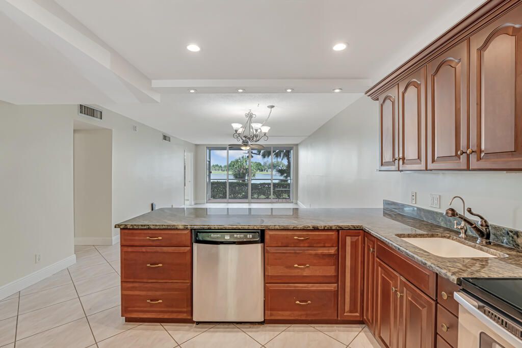 Active With Contract: $184,500 (2 beds, 2 baths, 1100 Square Feet)