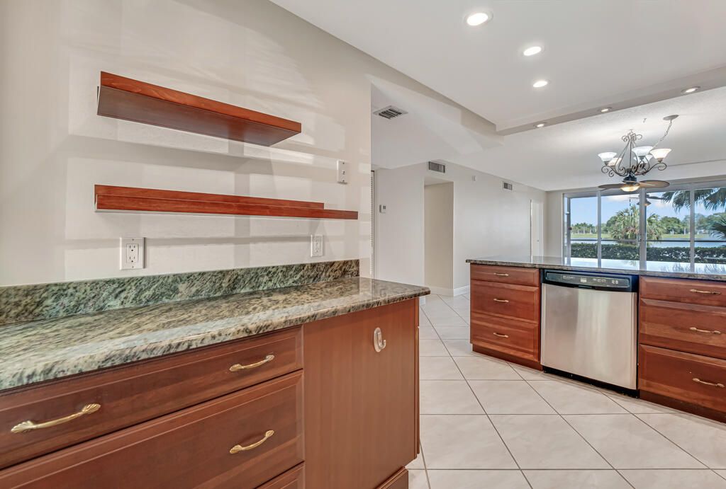 Active With Contract: $184,500 (2 beds, 2 baths, 1100 Square Feet)
