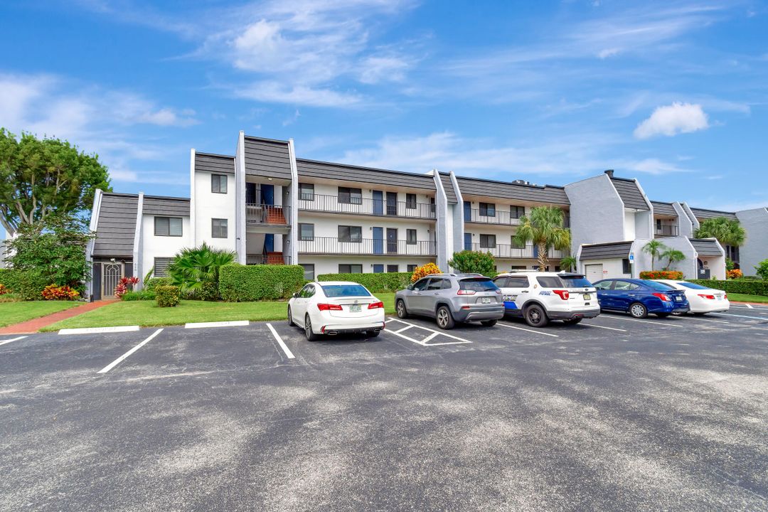 For Sale: $250,000 (2 beds, 2 baths, 978 Square Feet)