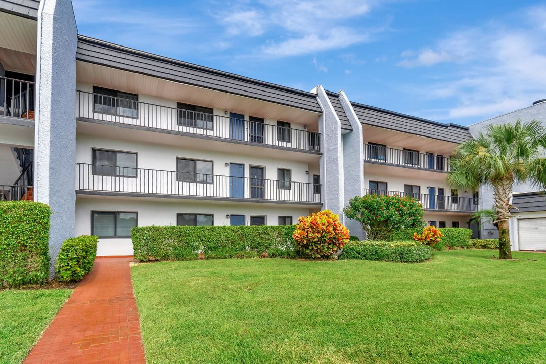 For Sale: $250,000 (2 beds, 2 baths, 978 Square Feet)