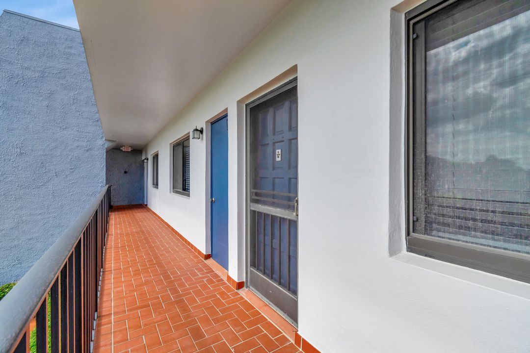 For Sale: $250,000 (2 beds, 2 baths, 978 Square Feet)