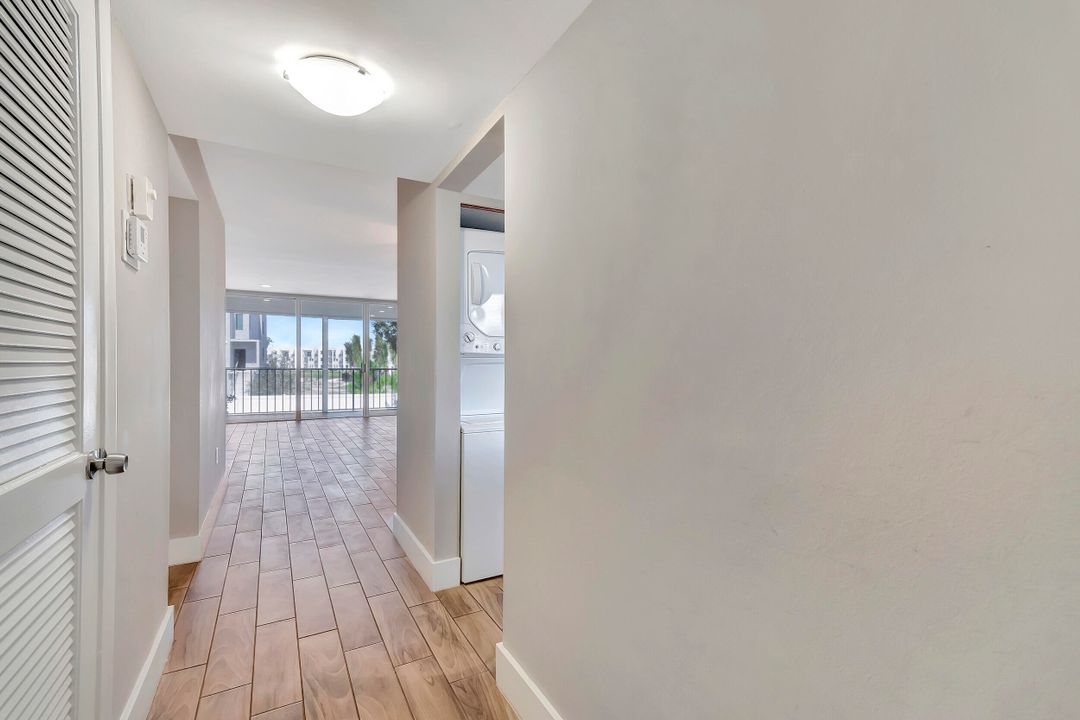 For Sale: $250,000 (2 beds, 2 baths, 978 Square Feet)