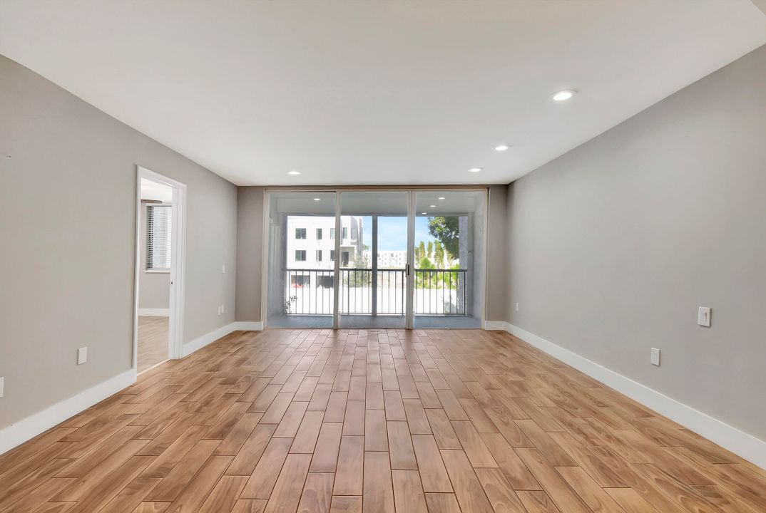 For Sale: $250,000 (2 beds, 2 baths, 978 Square Feet)