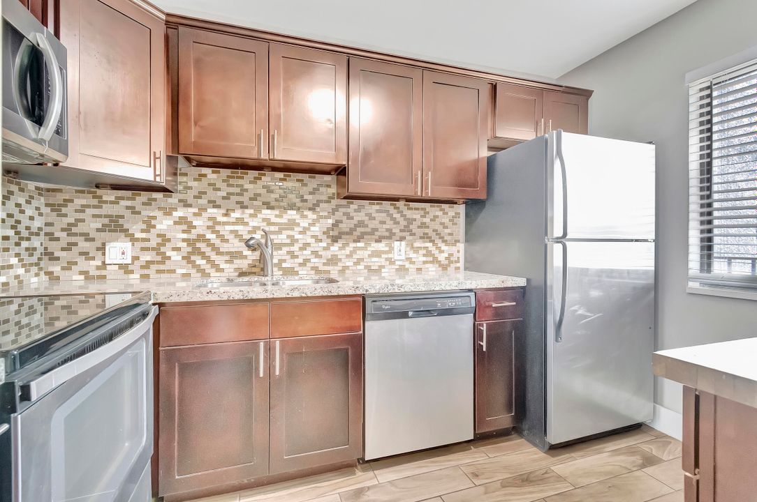 For Sale: $250,000 (2 beds, 2 baths, 978 Square Feet)