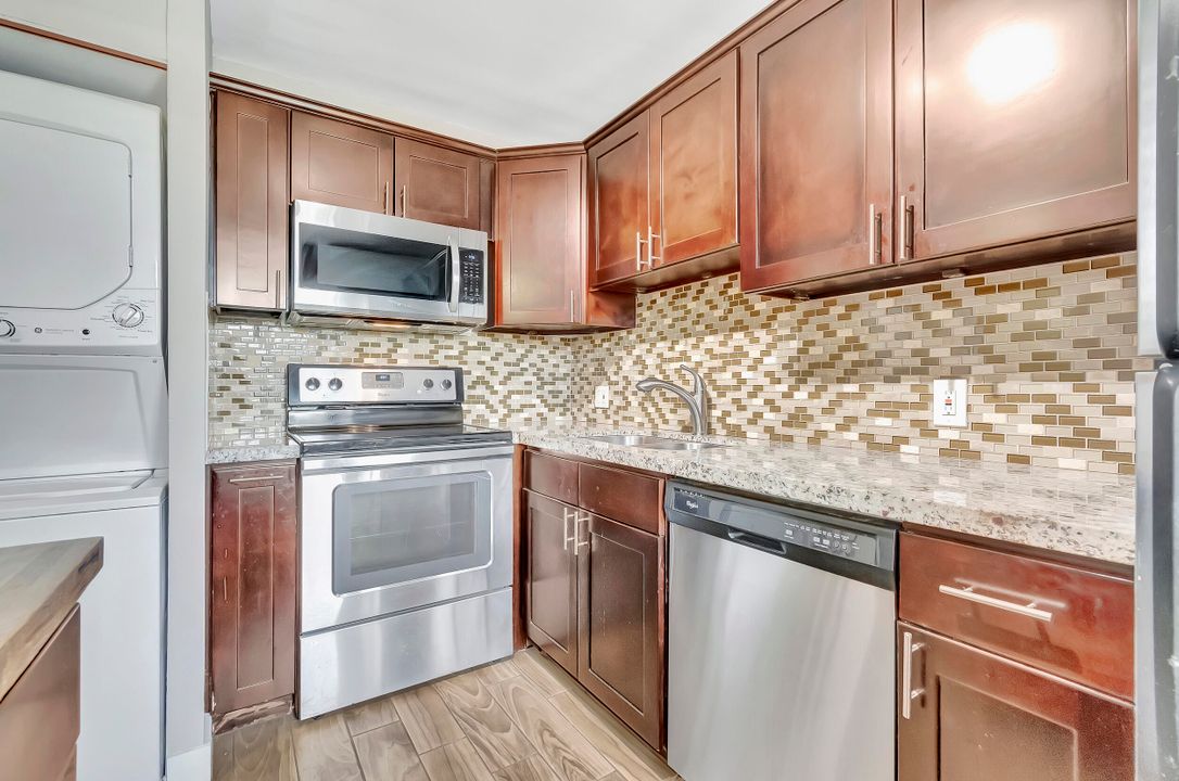 For Sale: $250,000 (2 beds, 2 baths, 978 Square Feet)