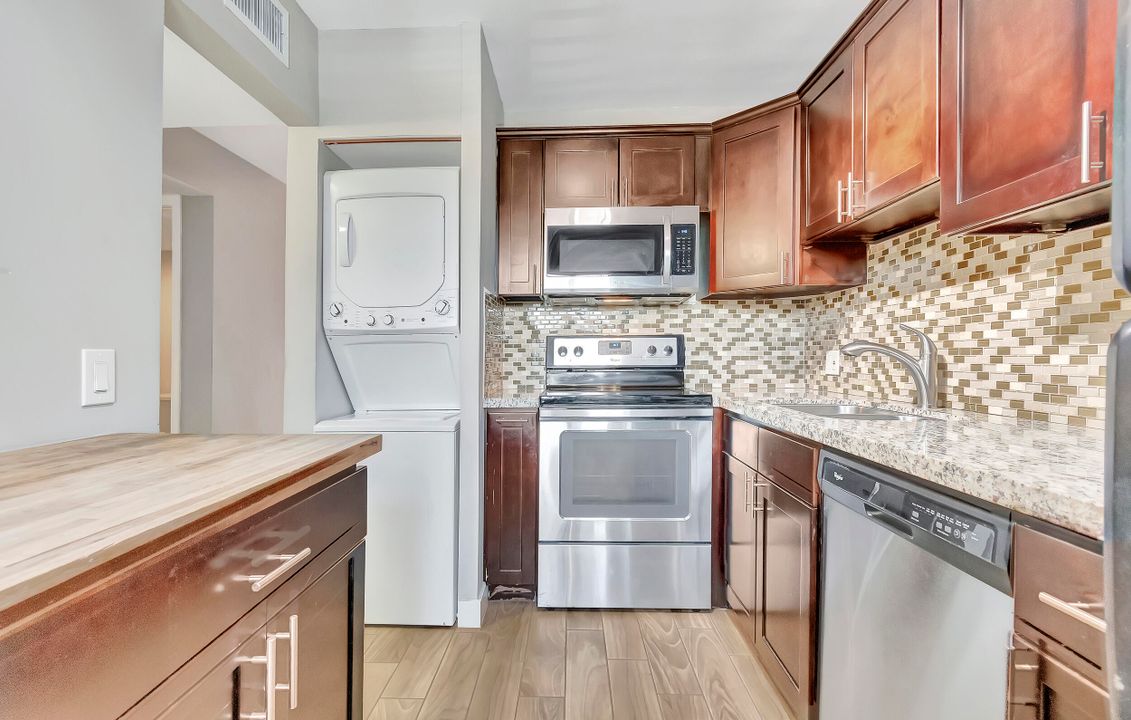For Sale: $250,000 (2 beds, 2 baths, 978 Square Feet)