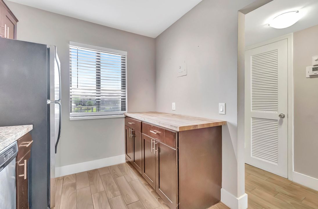 For Sale: $250,000 (2 beds, 2 baths, 978 Square Feet)