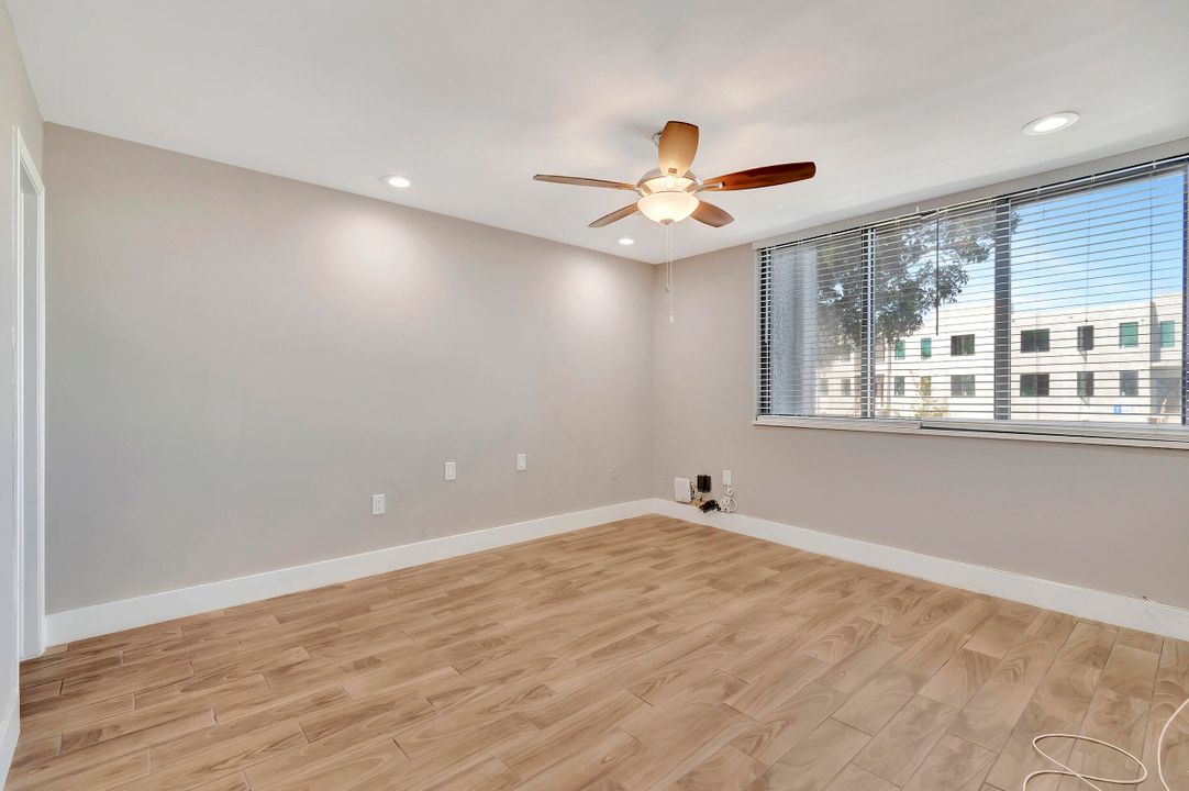 For Sale: $250,000 (2 beds, 2 baths, 978 Square Feet)