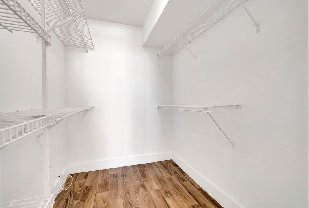 For Sale: $250,000 (2 beds, 2 baths, 978 Square Feet)