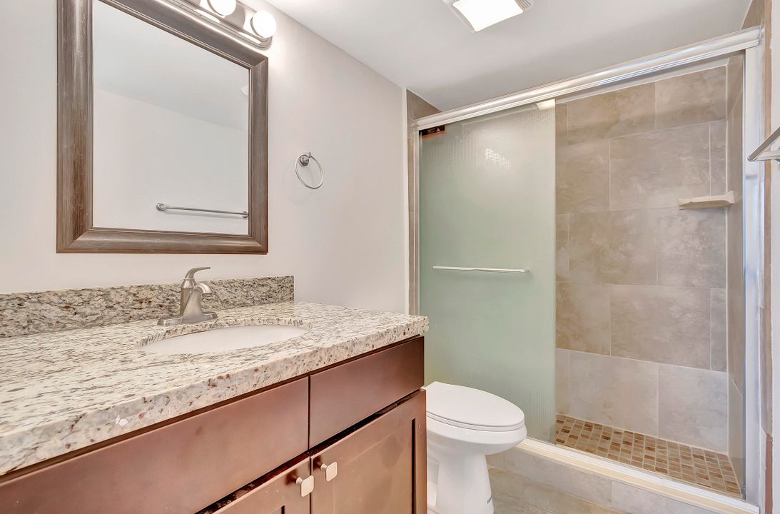 For Sale: $250,000 (2 beds, 2 baths, 978 Square Feet)