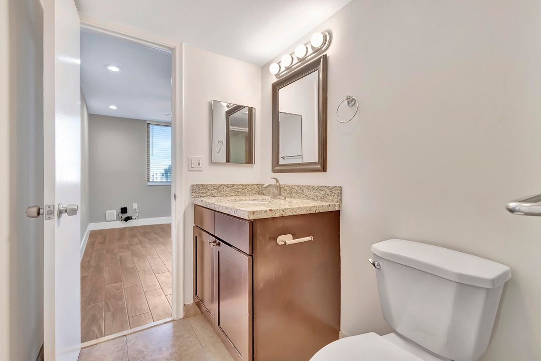 For Sale: $250,000 (2 beds, 2 baths, 978 Square Feet)