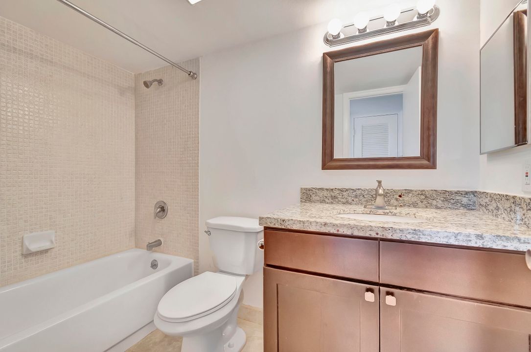 For Sale: $250,000 (2 beds, 2 baths, 978 Square Feet)