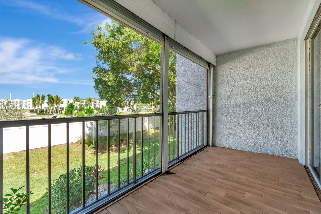 For Sale: $250,000 (2 beds, 2 baths, 978 Square Feet)