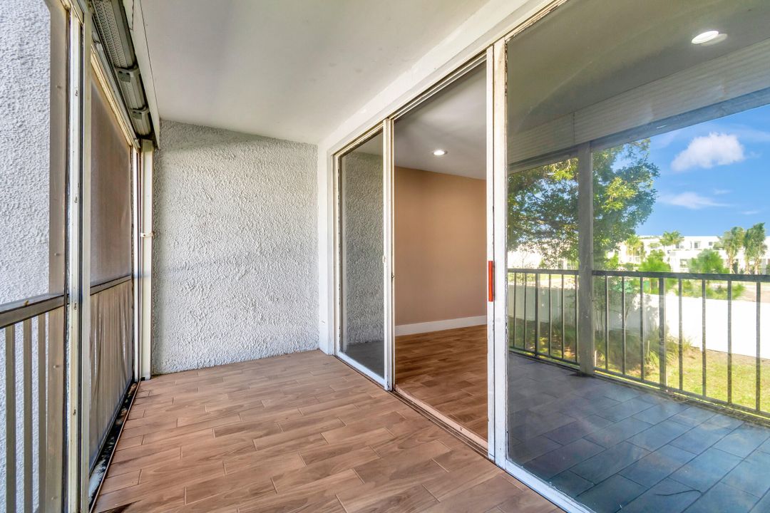 For Sale: $250,000 (2 beds, 2 baths, 978 Square Feet)