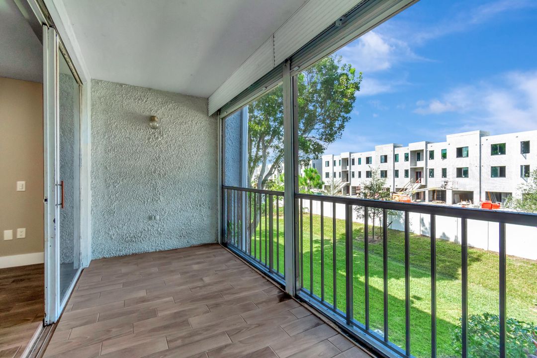 For Sale: $250,000 (2 beds, 2 baths, 978 Square Feet)