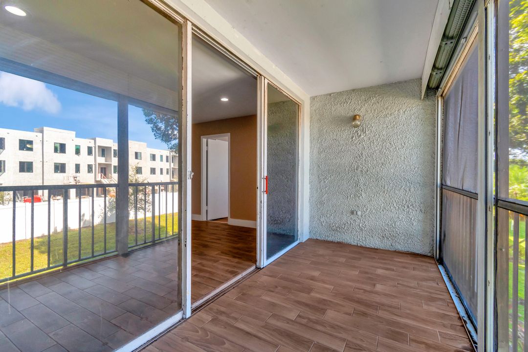 For Sale: $250,000 (2 beds, 2 baths, 978 Square Feet)