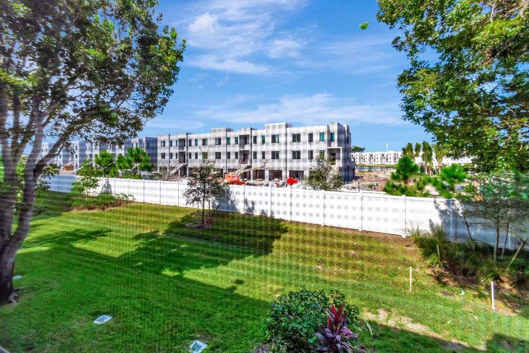 For Sale: $250,000 (2 beds, 2 baths, 978 Square Feet)