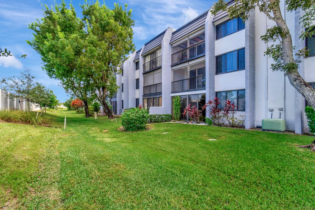 For Sale: $250,000 (2 beds, 2 baths, 978 Square Feet)