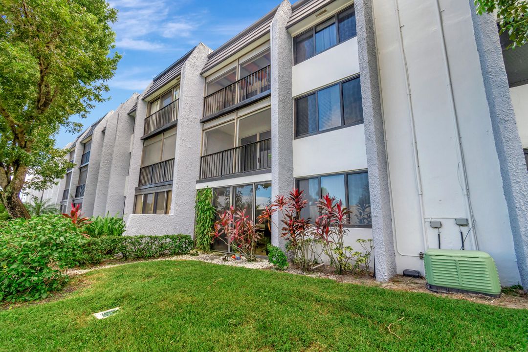 For Sale: $250,000 (2 beds, 2 baths, 978 Square Feet)