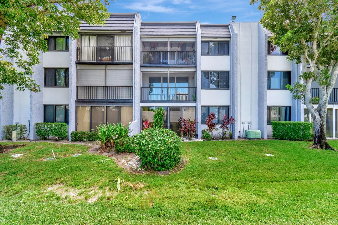 For Sale: $250,000 (2 beds, 2 baths, 978 Square Feet)