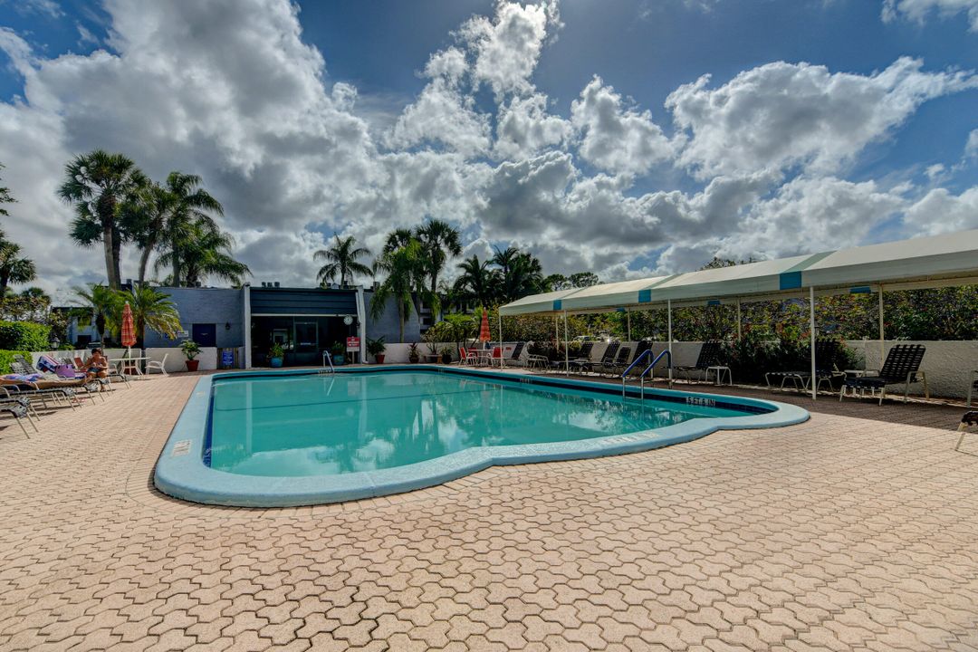 For Sale: $250,000 (2 beds, 2 baths, 978 Square Feet)