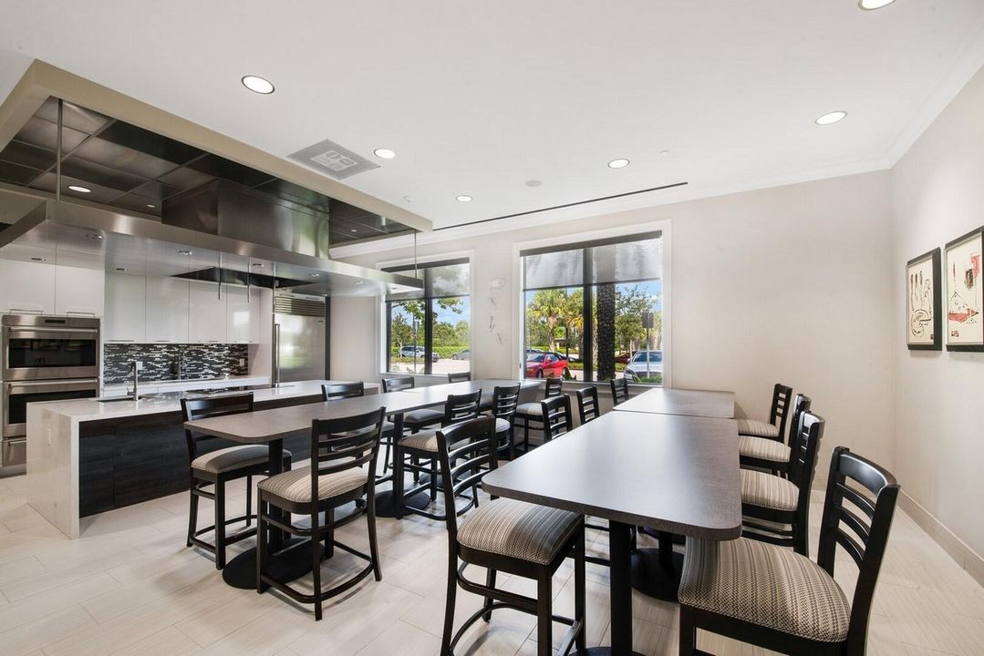 Под контрактом: $1,150,000 (3 спален, 3 ванн, 2770 Квадратных фут)