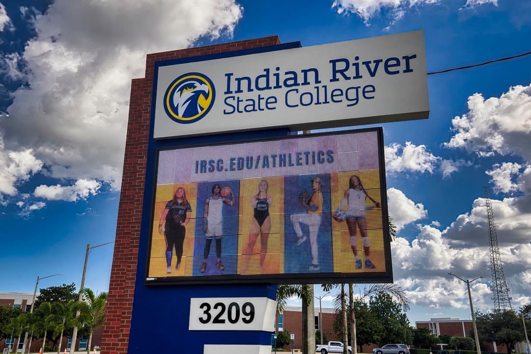 For Sale: $159,900 (2 beds, 2 baths, 1005 Square Feet)