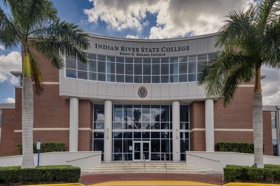 For Sale: $159,900 (2 beds, 2 baths, 1005 Square Feet)